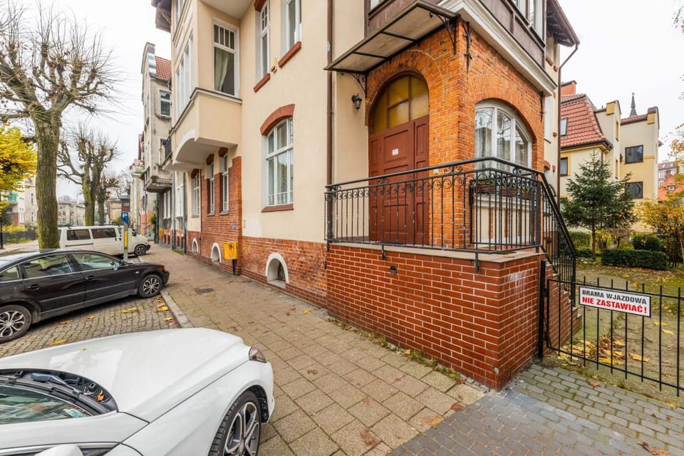 Property building, Day, Neighbourhood, Location