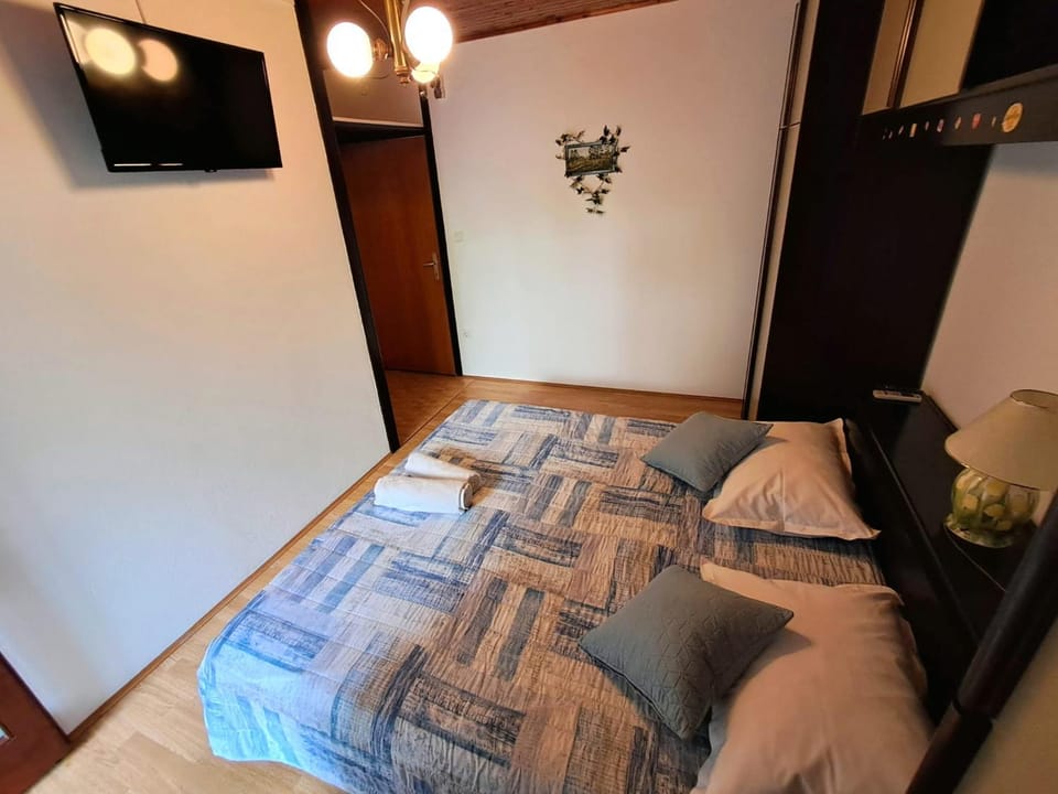 Bed, TV and multimedia, Bedroom, towels