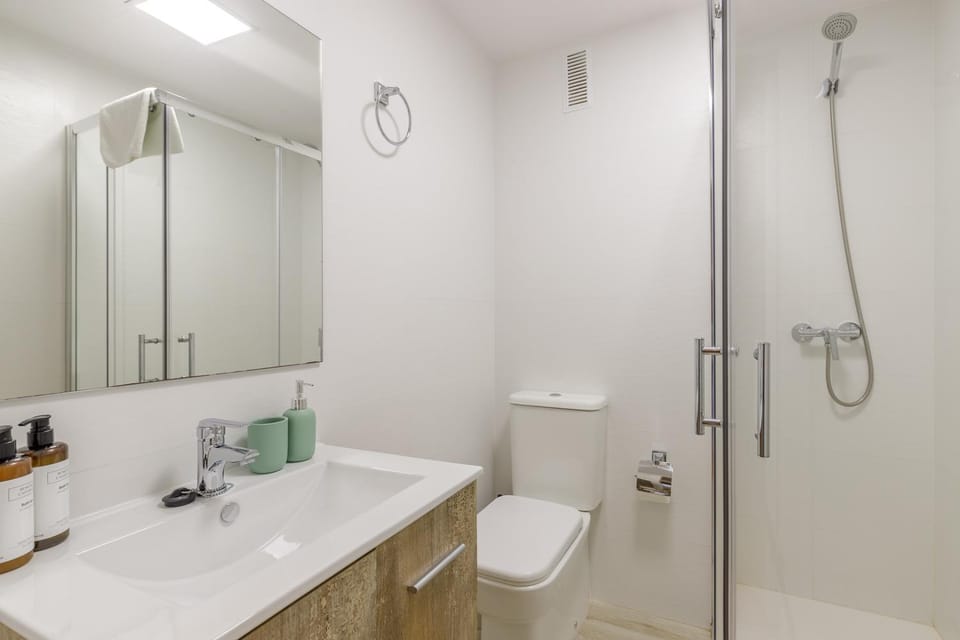 Shower, Toilet, Bathroom, towels