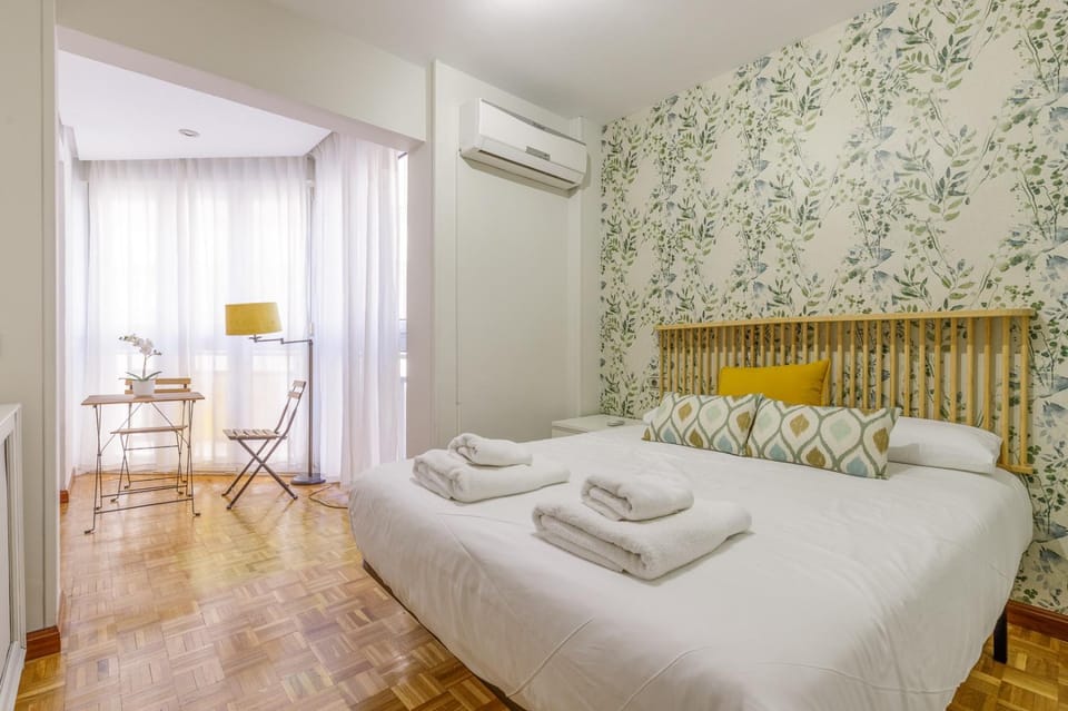 Bed, Photo of the whole room, towels, air conditioner