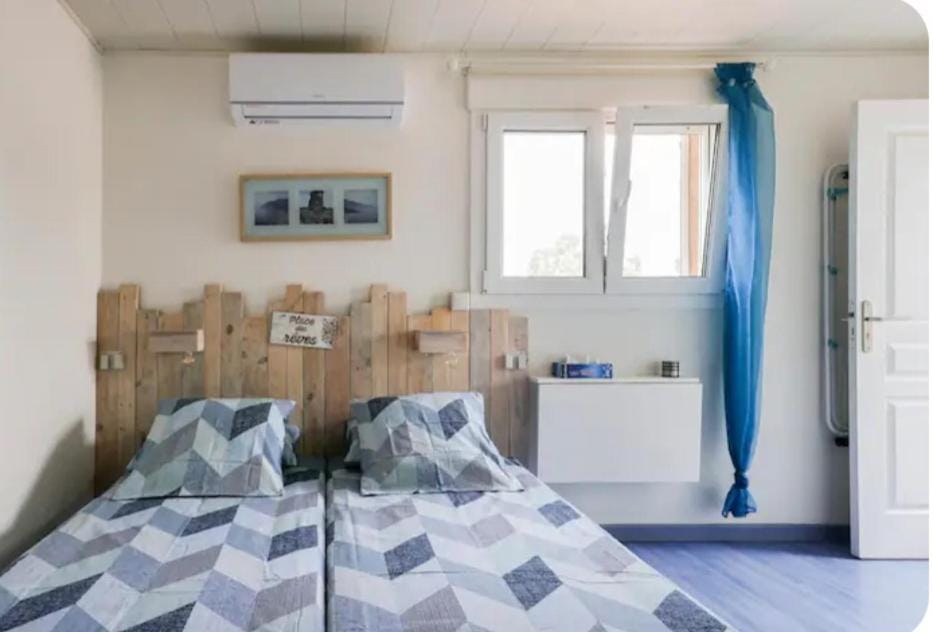 Bed, Photo of the whole room, Bedroom, air conditioner