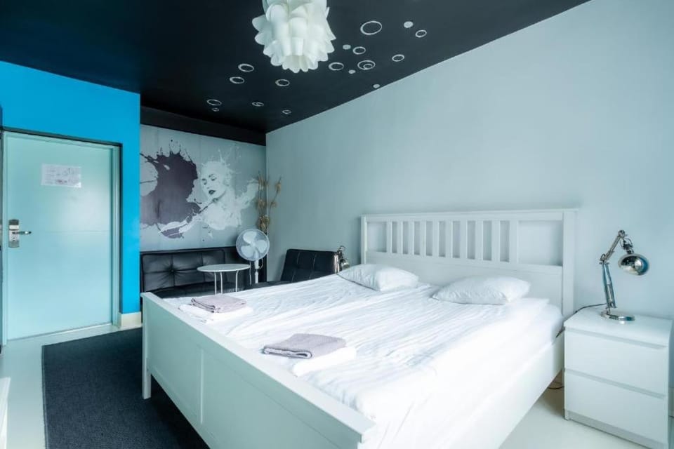 Bed, Photo of the whole room, Bedroom, towels