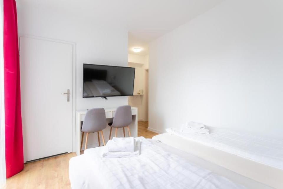 Bed, TV and multimedia, Photo of the whole room, Bedroom, towels