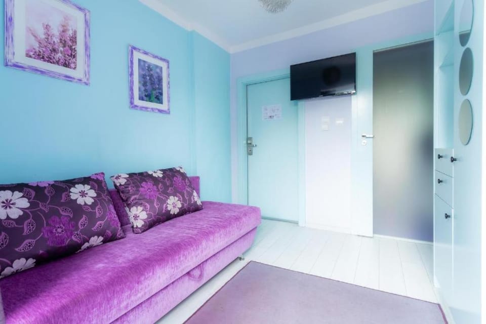 Bed, TV and multimedia, Photo of the whole room, Seating area, Evening entertainment, Bedroom, wardrobe