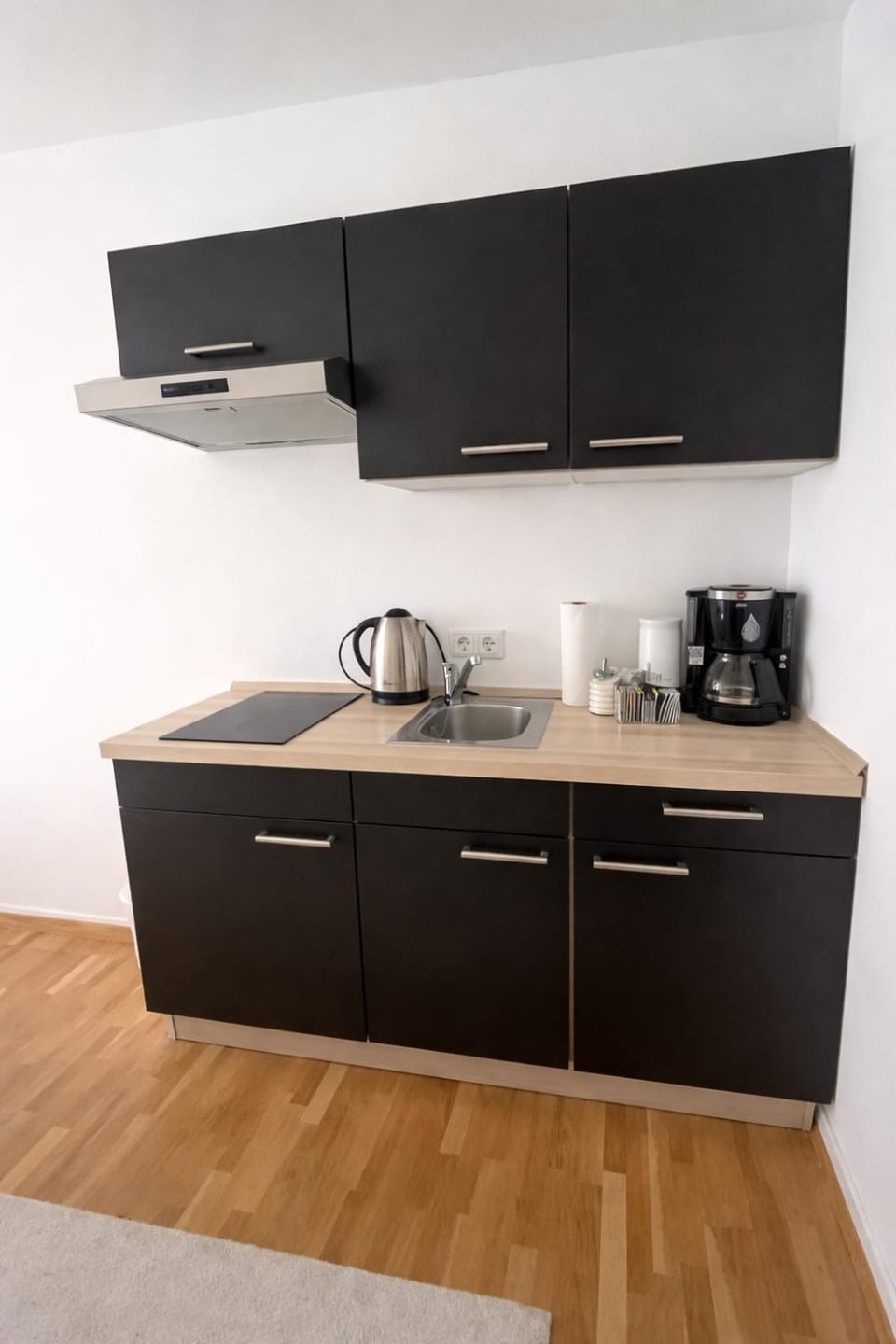 Coffee/tea facilities, Kitchen or kitchenette, stove