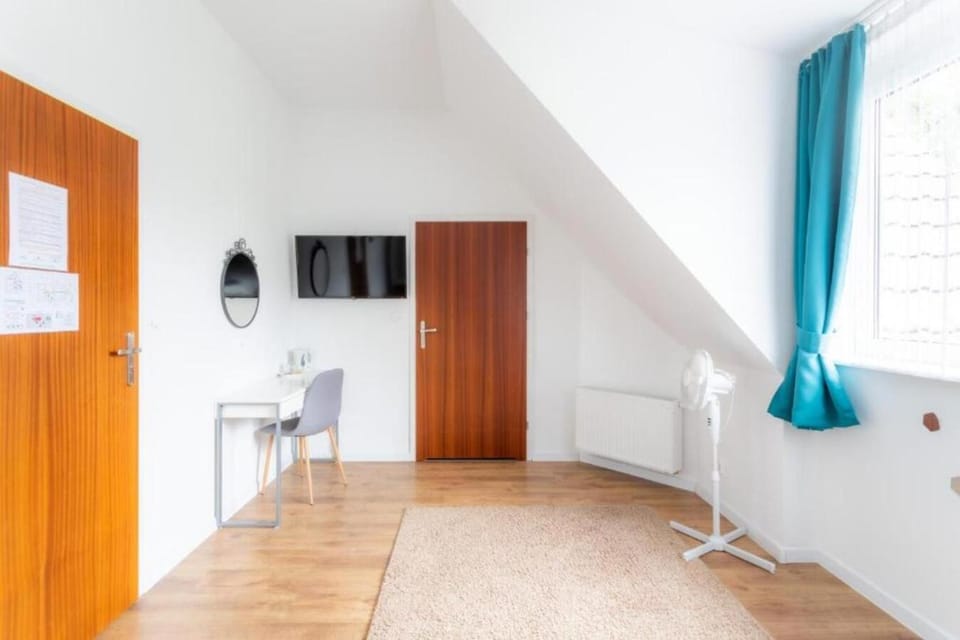 Bed, TV and multimedia, Bedroom