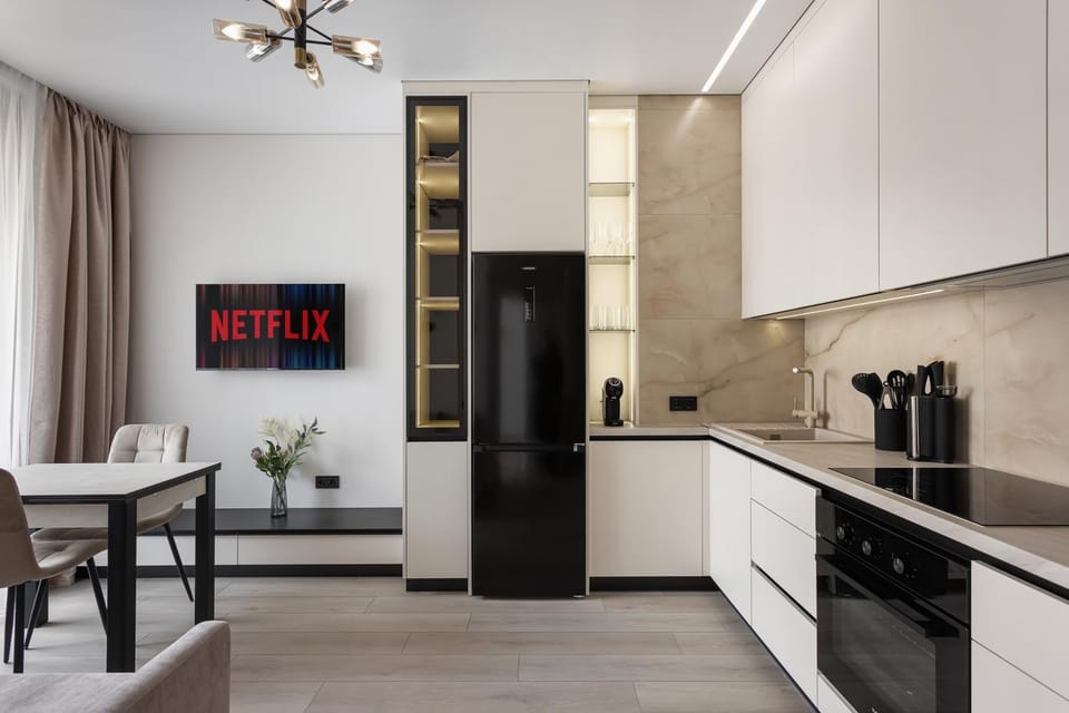 TV and multimedia, Kitchen or kitchenette, Dining area, oven, stove