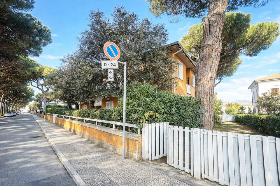 Property building, Street view, Street view, Quiet street view