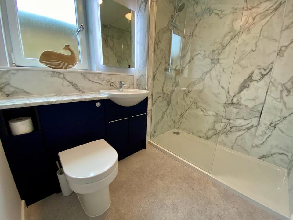 Shower, Toilet