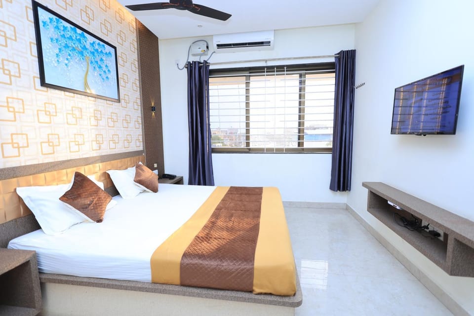 Bed, TV and multimedia, Bedroom, air conditioner