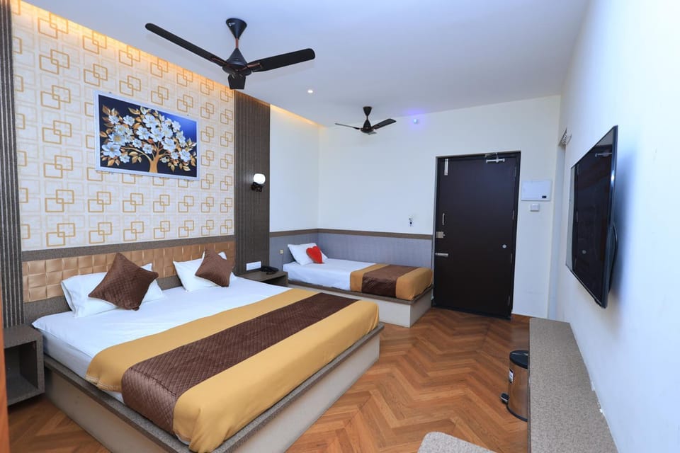 Bed, TV and multimedia, Photo of the whole room, Bedroom