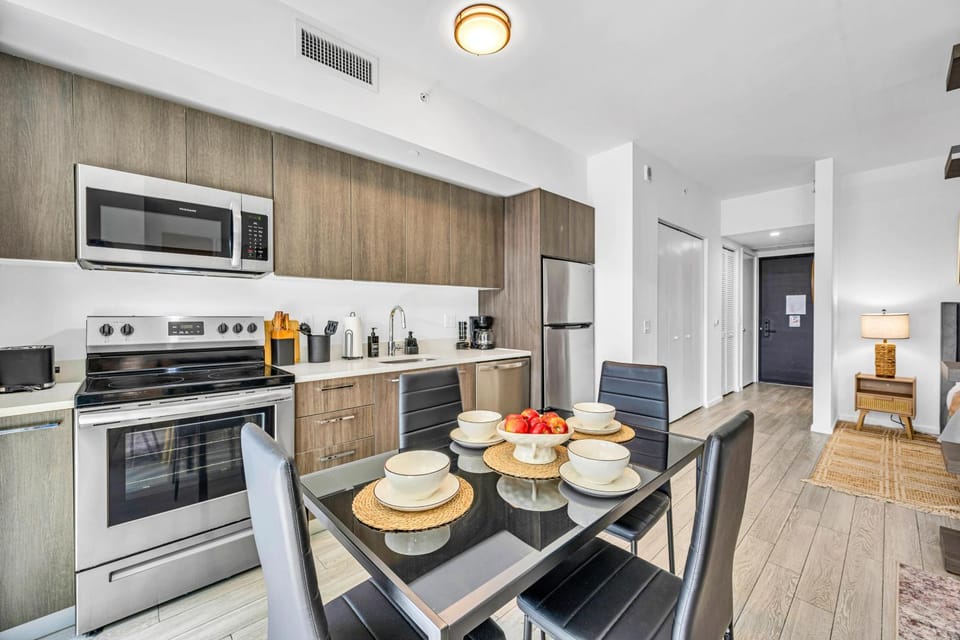 Coffee/tea facilities, Dining area, dishwasher, oven, stove, toaster