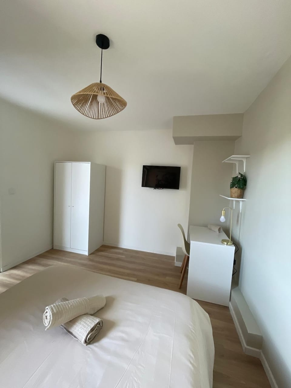 Photo of the whole room, Bedroom