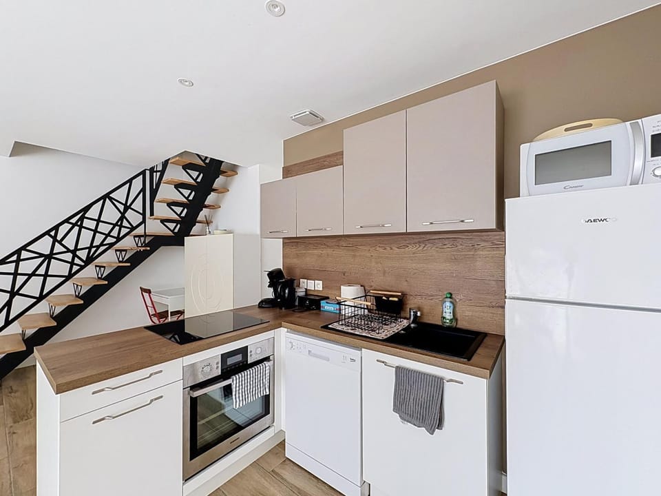 Kitchen or kitchenette