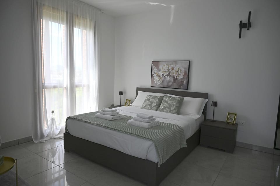 Bed, Photo of the whole room, Bedroom, towels