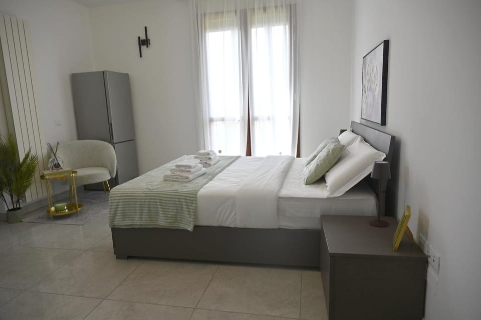 Bed, Photo of the whole room, towels