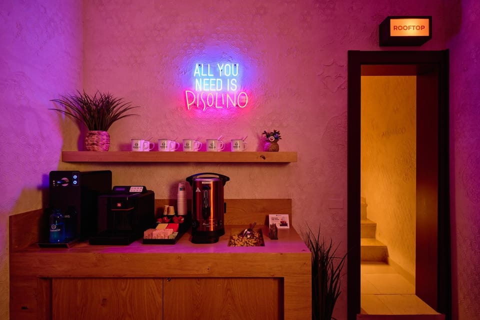 Coffee/tea facilities, vending machine