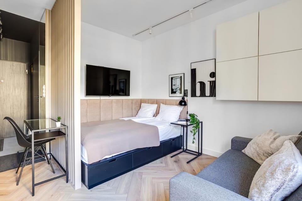 Bed, TV and multimedia, Photo of the whole room, Seating area, Evening entertainment, Bedroom, wardrobe