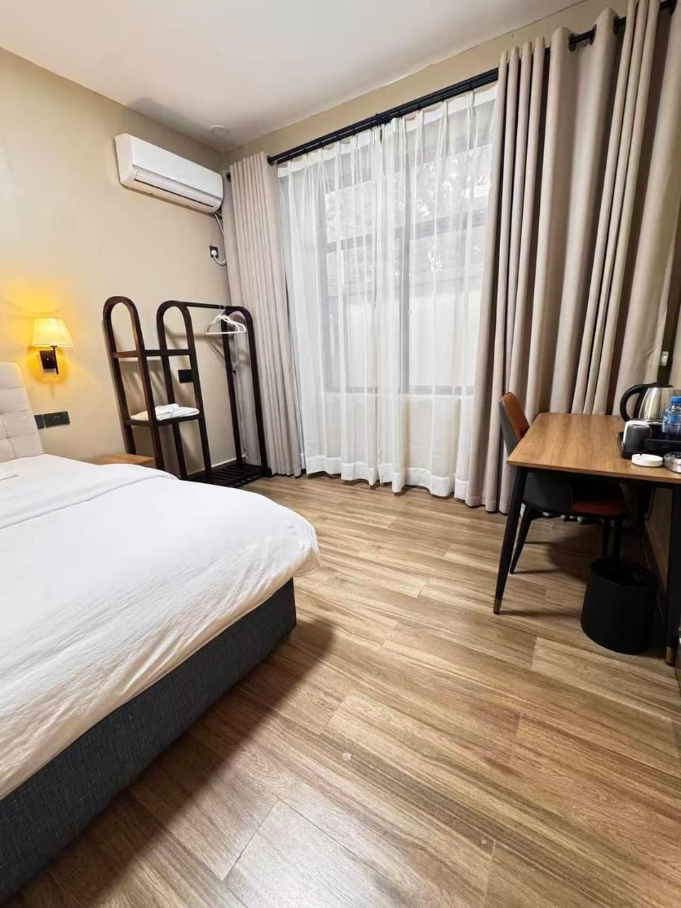 Bed, Photo of the whole room, Bedroom, air conditioner