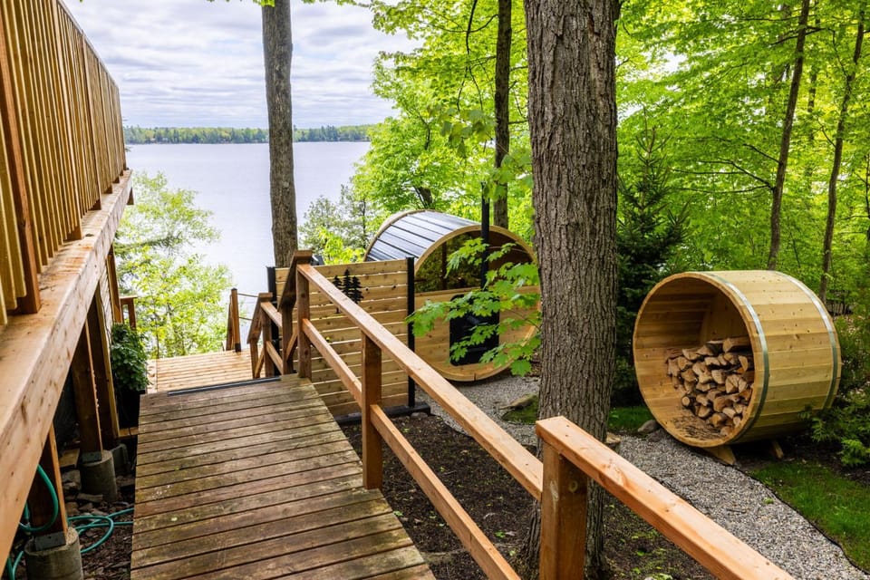 OTTER'S HOLT - Lakeside retreat with hot tub & sauna House in Rideau Lakes