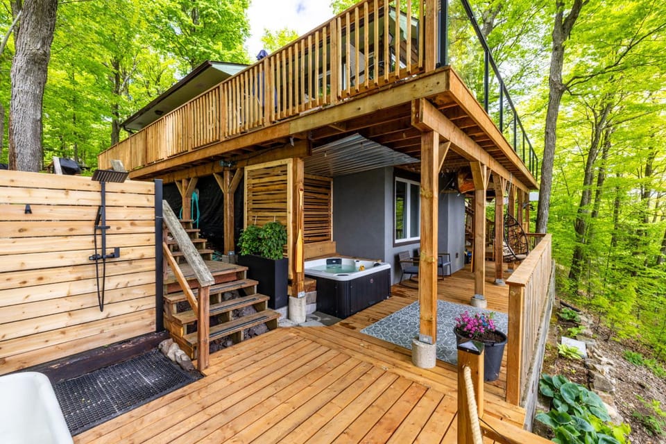 OTTER'S HOLT - Lakeside retreat with hot tub & sauna House in Rideau Lakes