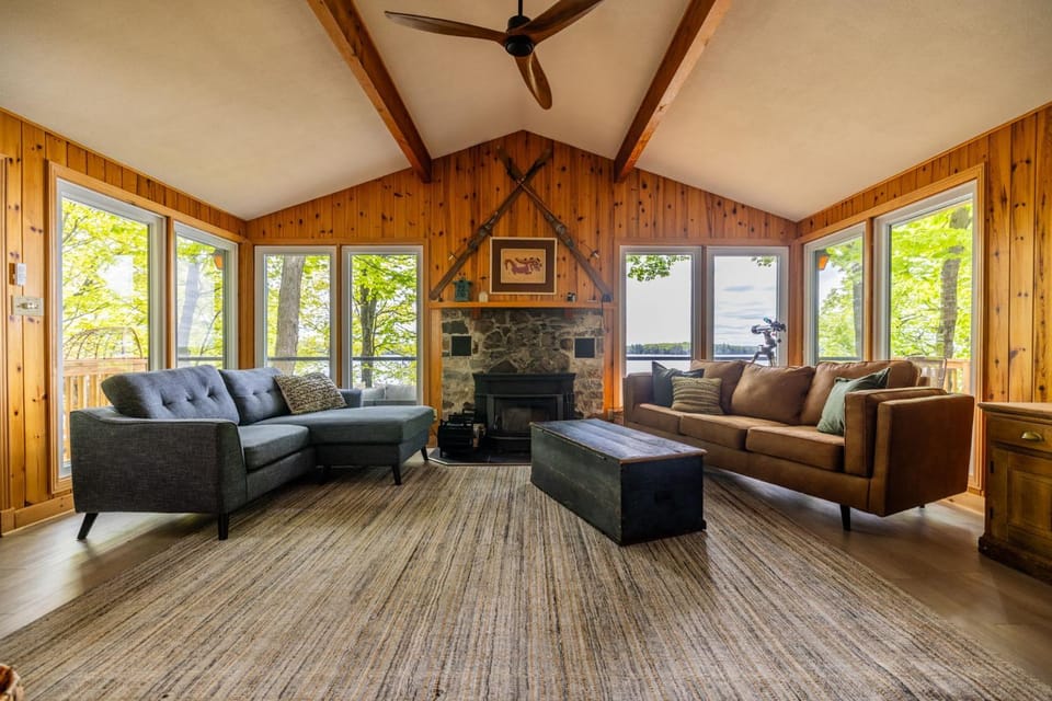 OTTER'S HOLT - Lakeside retreat with hot tub & sauna House in Rideau Lakes