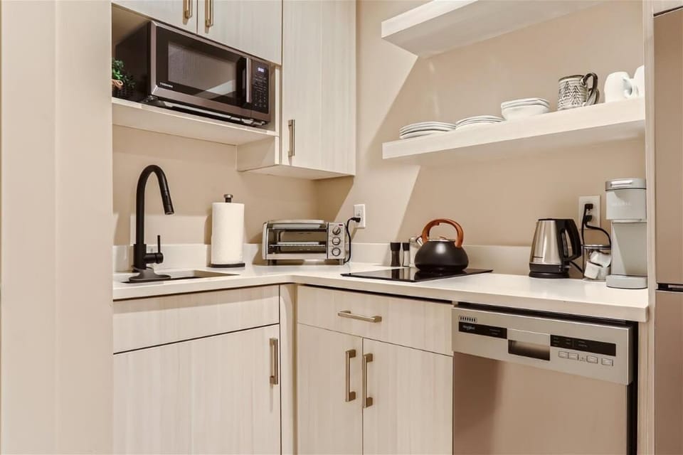 Coffee/tea facilities, Kitchen or kitchenette, stove, toaster