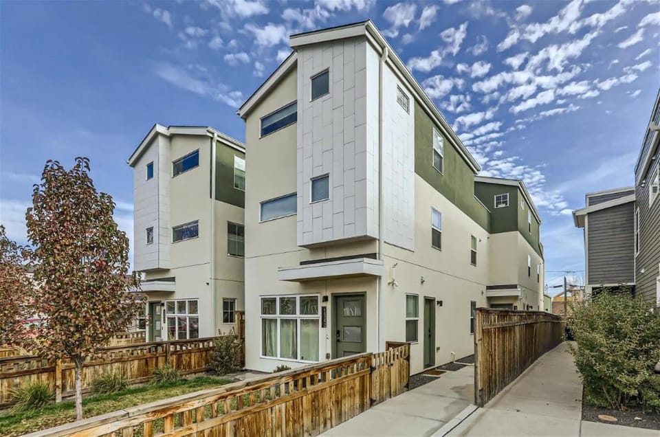 Property building, Day, Neighbourhood, Street view