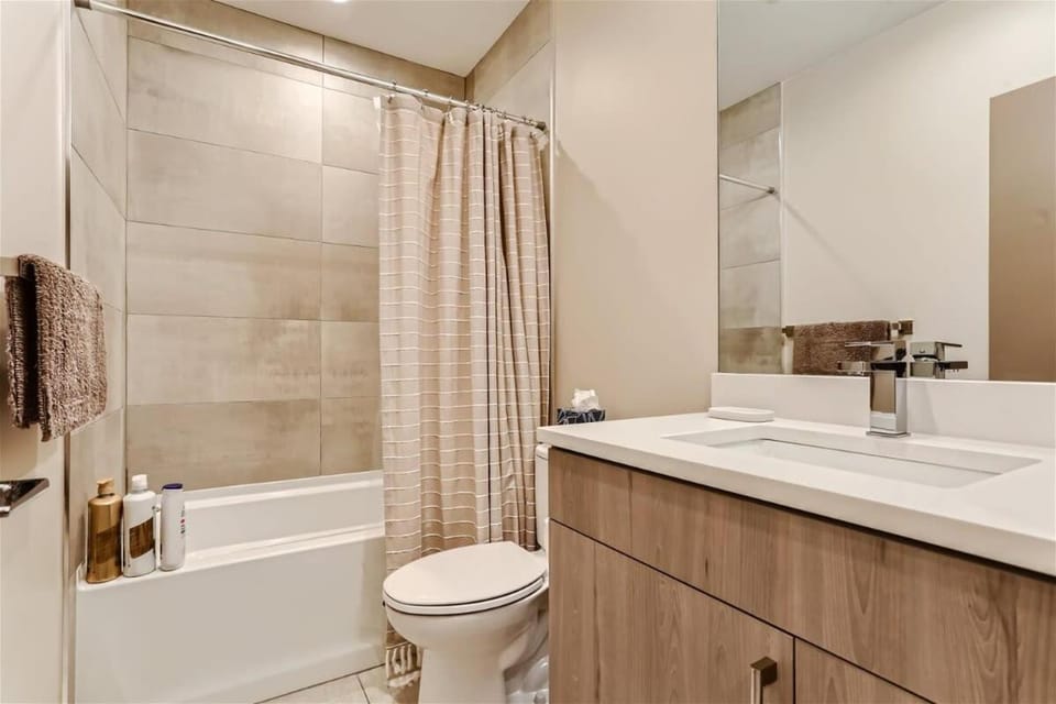 Shower, Toilet, Bathroom, Bath, towels