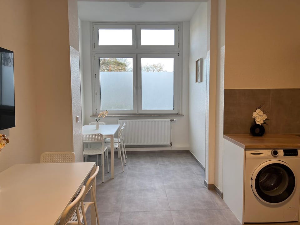 TV and multimedia, Kitchen or kitchenette, Dining area, stove, washing machine