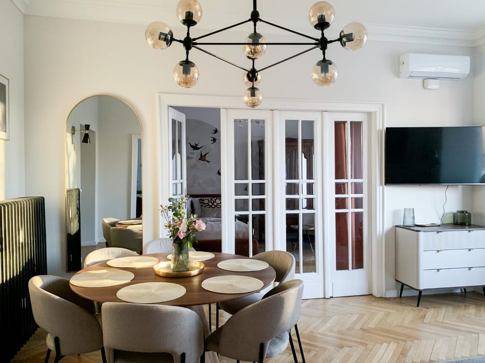 TV and multimedia, View (from property/room), Living room, Dining area, City view, air conditioner