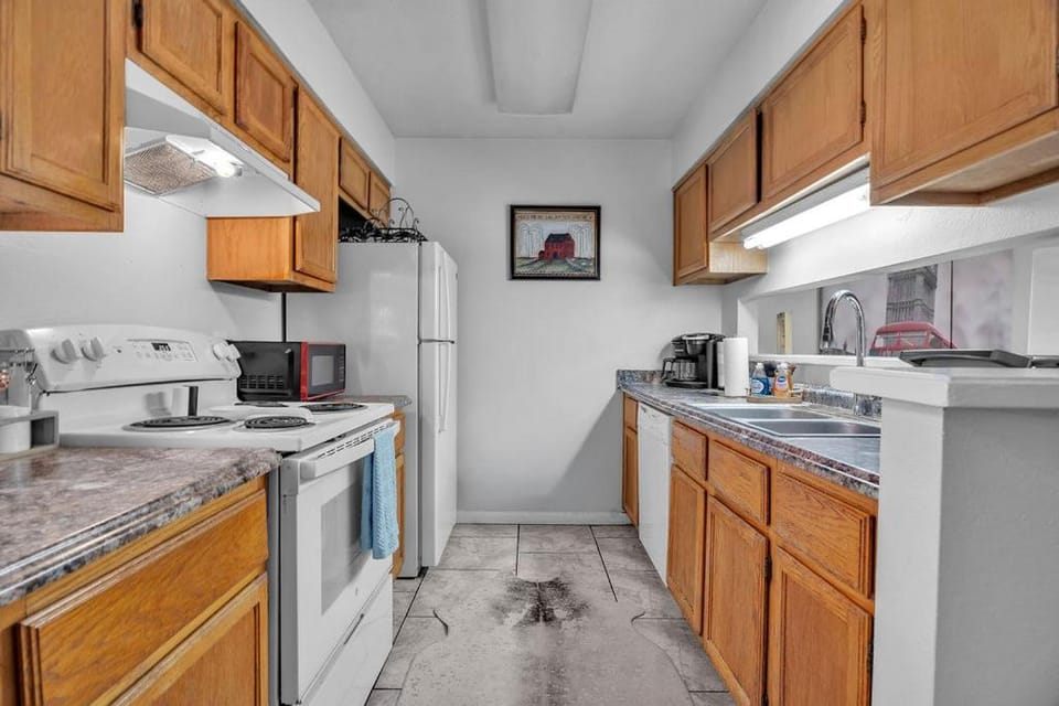 Kitchen or kitchenette