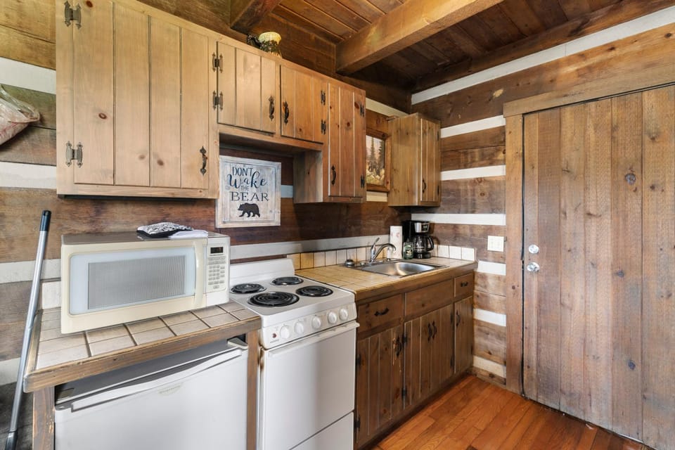 Rustic Mountain Escape with Fire Pit and Mountain Views-Cabin 1 Cabin in Virginia