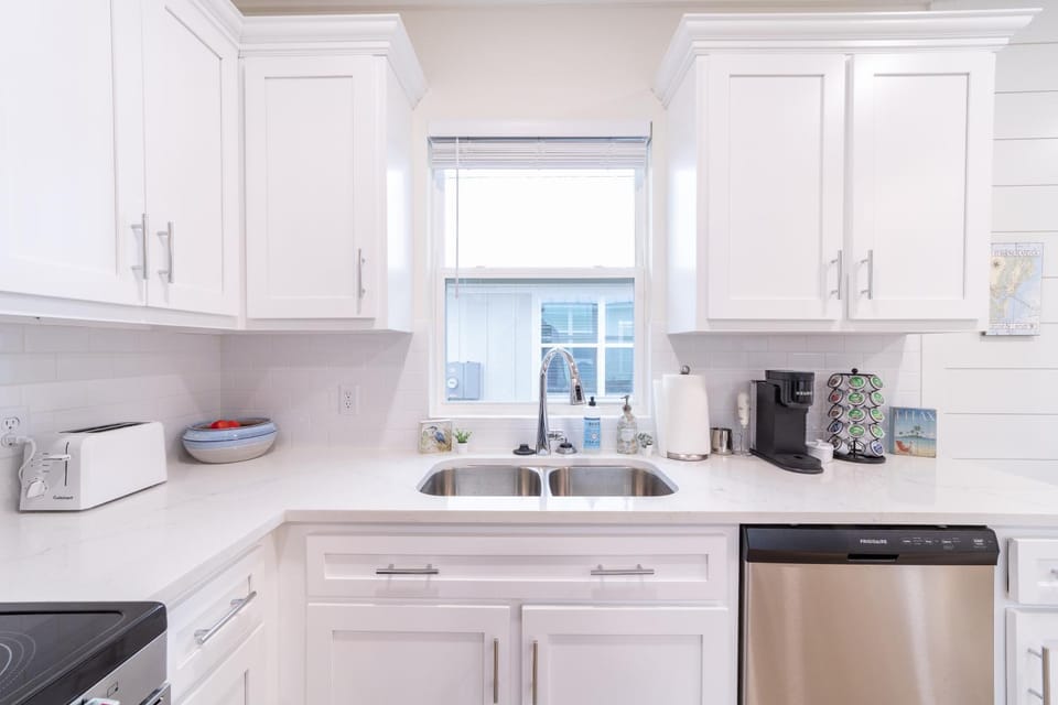 Coffee/tea facilities, Kitchen or kitchenette, Communal kitchen, Breakfast, dishwasher, oven, stove, toaster, kitchen