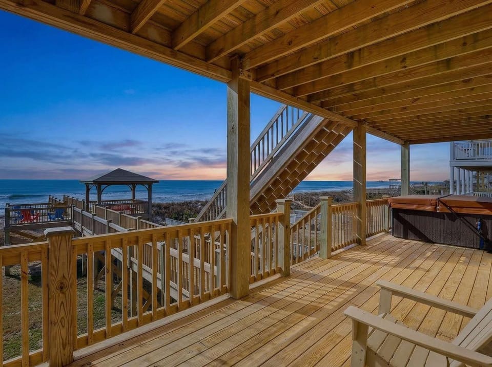 Steps to the Sand Sleeps 12 Hot Tub Grill House in North Topsail Beach