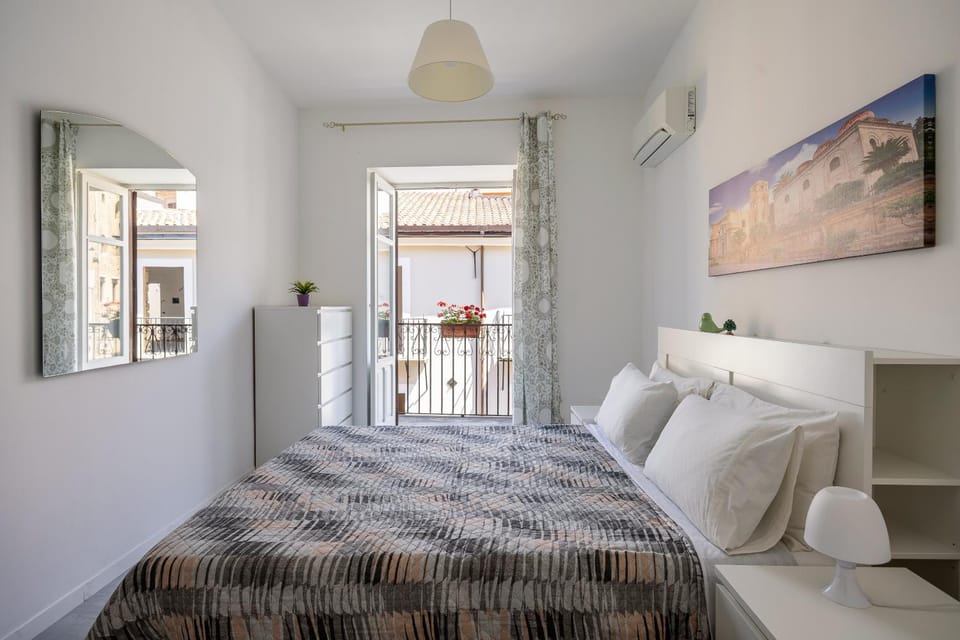Photo of the whole room, Bedroom, air conditioner