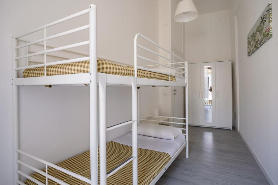 Bedroom, bunk bed