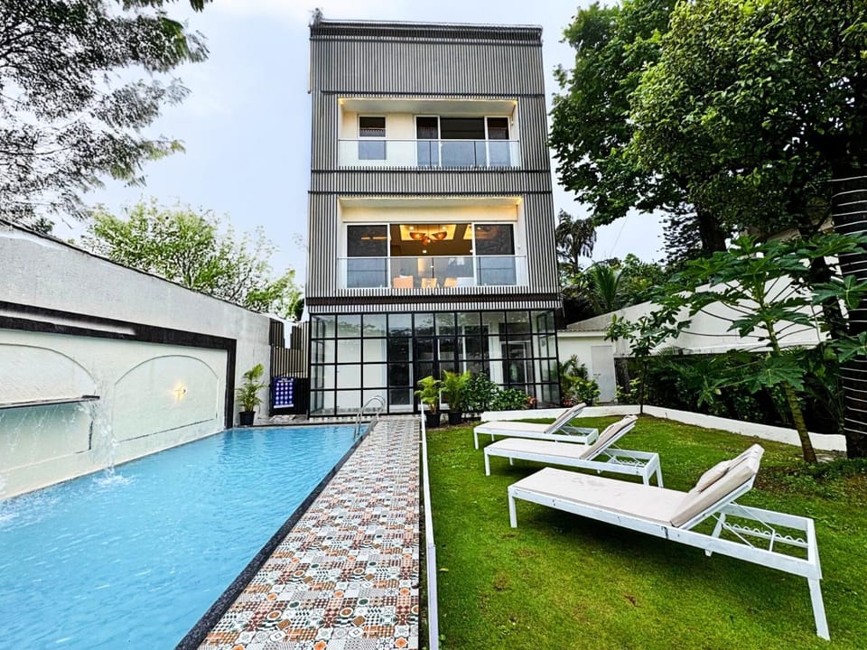 Property building, Day, Pool view, Swimming pool