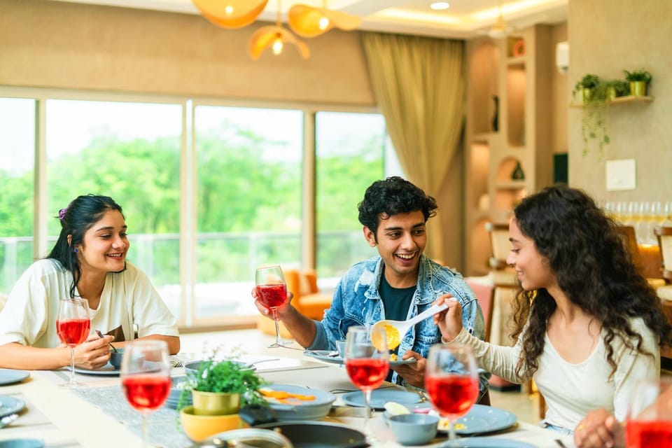 People, Food and drinks, Dining area, Food, Guests, Drinks, group of guests
