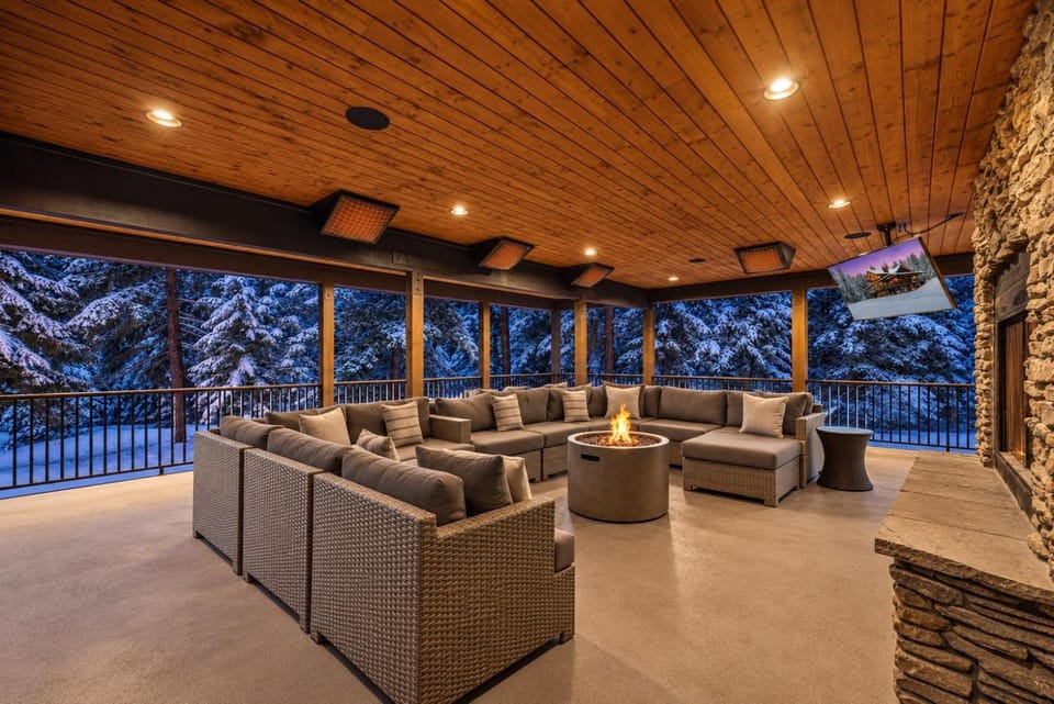 Grand Manifest Lodge House in Ronald