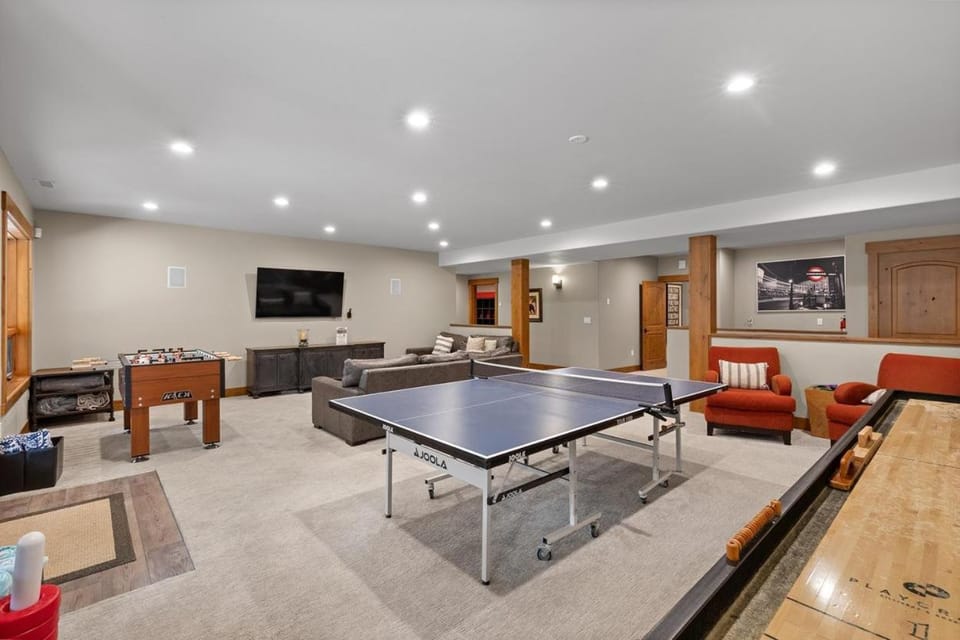 Grand Manifest Lodge House in Ronald