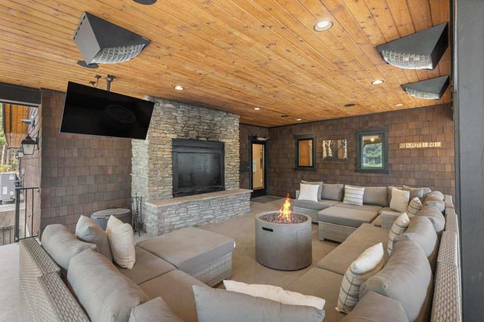 Grand Manifest Lodge House in Ronald