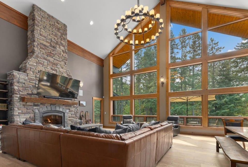 Grand Manifest Lodge House in Ronald