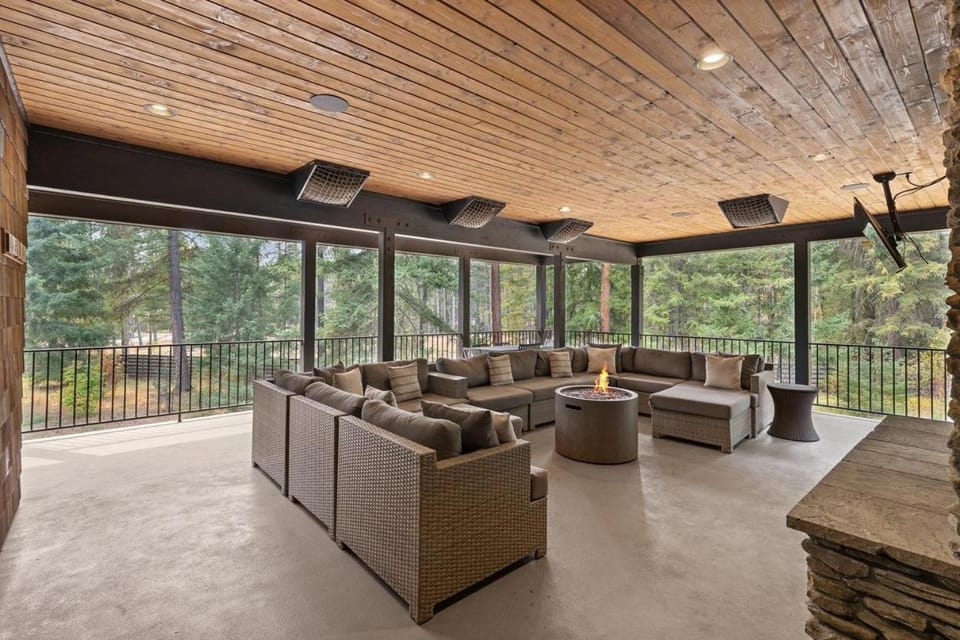 Grand Manifest Lodge House in Ronald