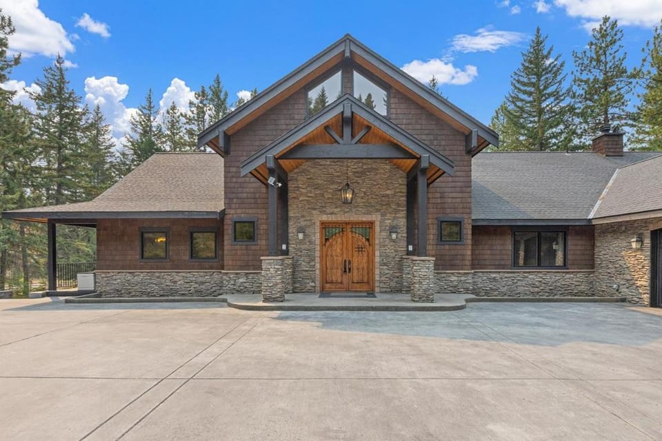 Grand Manifest Lodge House in Ronald