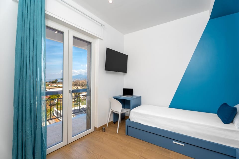 Bed, TV and multimedia, View (from property/room), Balcony/Terrace, Photo of the whole room, Evening entertainment