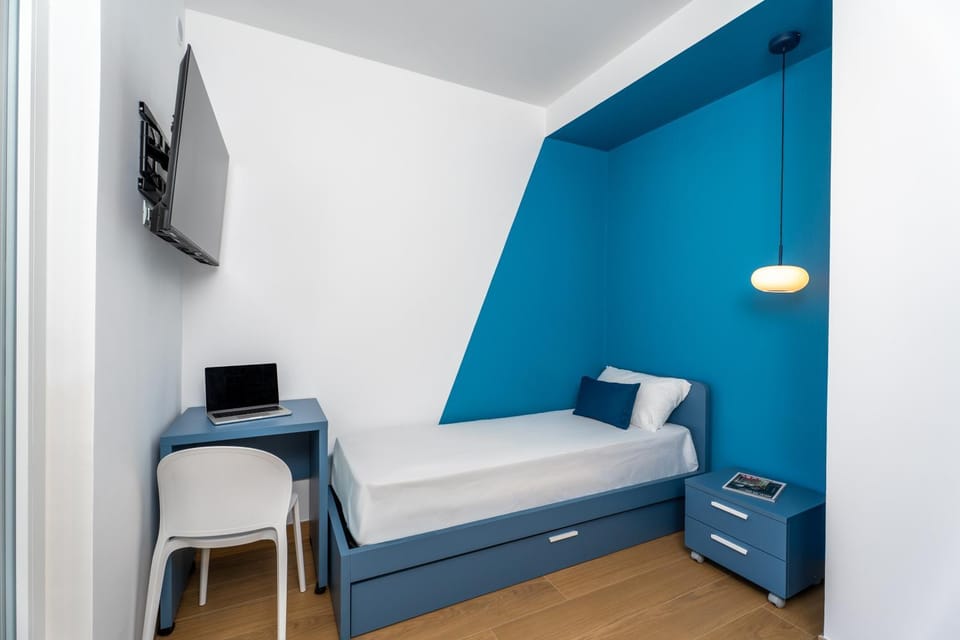 Bed, TV and multimedia, Photo of the whole room, Bedroom, towels