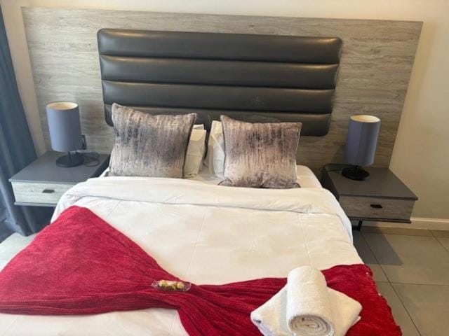 Seven On Middle - Gym Pool WiFi Central to Sandton Apartment in Sandton