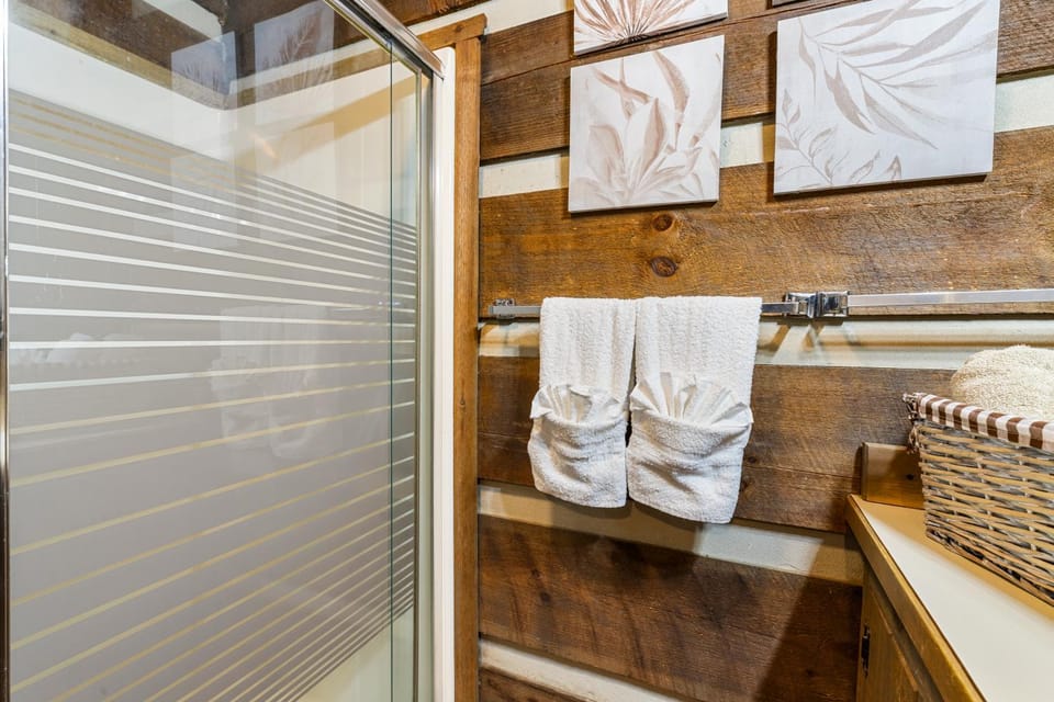 Tranquil Cabin with Jacuzzi, Porch Swing, and Mountain Views! Cabin 3 Cabin in Virginia