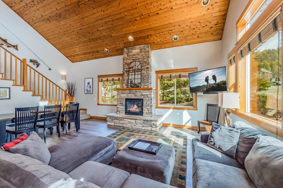 Whispering Pines House in Roslyn